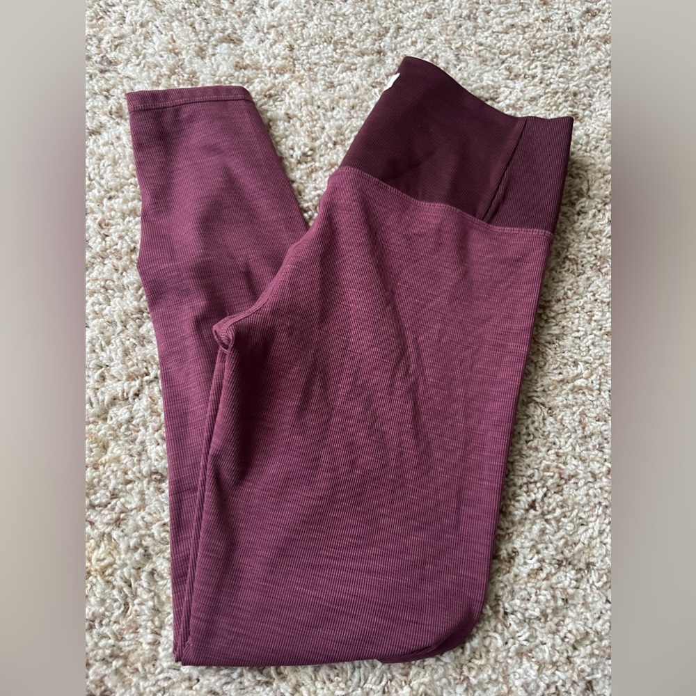 Vuori ribbed studio leggings.